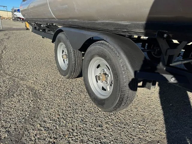 Slide: The Image of Sun Tracker Fishin' Barge 20 DLX 2021 - 49