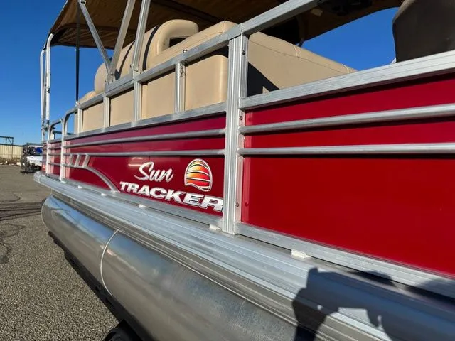 Slide: The Image of Sun Tracker Fishin' Barge 20 DLX 2021 - 50