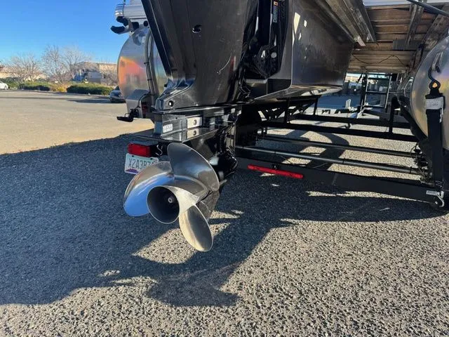 Slide: The Image of Sun Tracker Fishin' Barge 20 DLX 2021 - 9