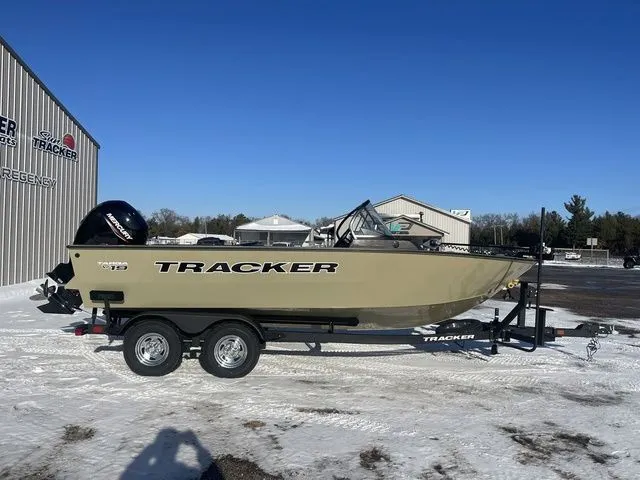 Slide: The Image of Tracker Targa™ V-19 Combo 2026 - 12