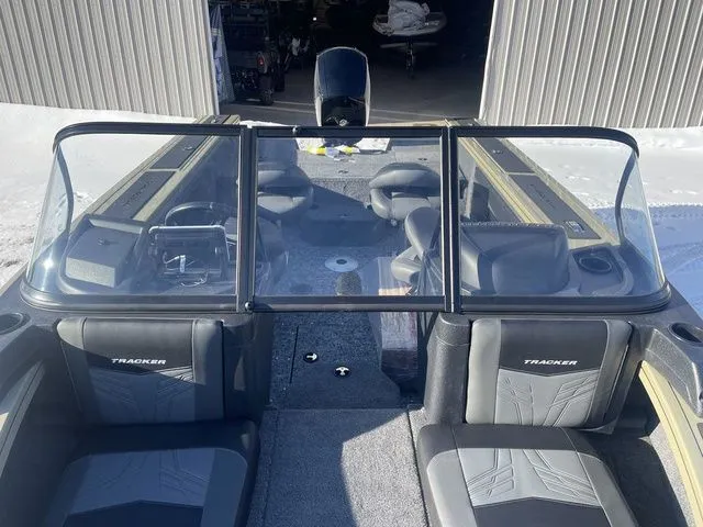 Slide: The Image of Tracker Targa™ V-19 Combo 2026 - 15