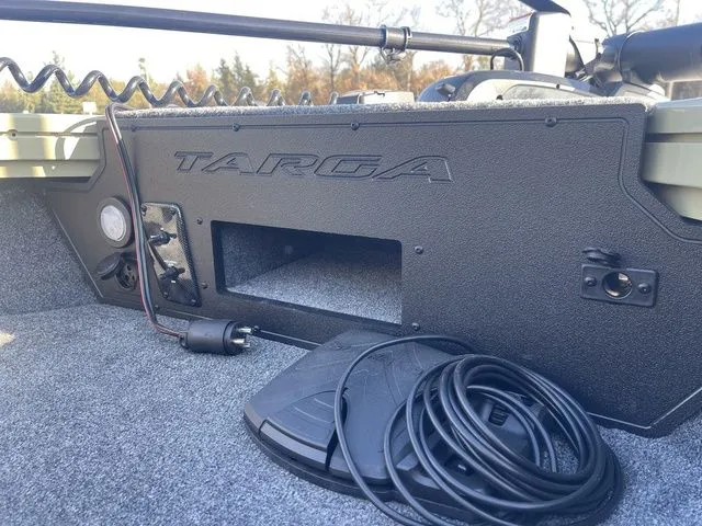 Slide: The Image of Tracker Targa™ V-19 Combo 2026 - 17