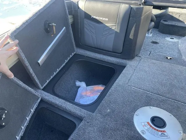 Slide: The Image of Tracker Targa™ V-19 Combo 2026 - 23