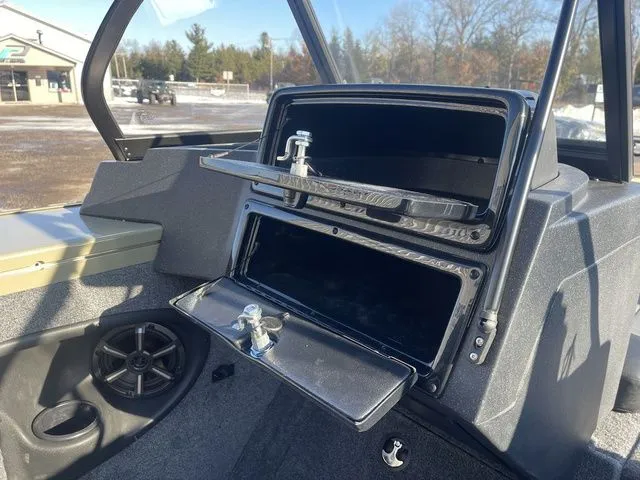 Slide: The Image of Tracker Targa™ V-19 Combo 2026 - 36