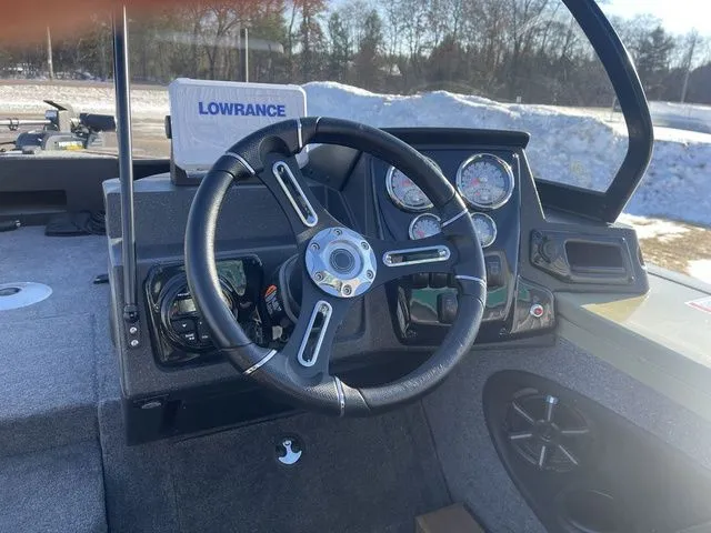 Slide: The Image of Tracker Targa™ V-19 Combo 2026 - 37