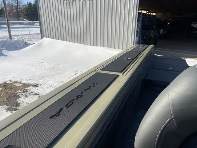 Slide: The Image of Tracker Targa™ V-19 Combo 2026 - 42