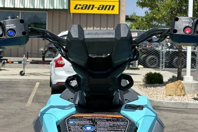 Slide: The Image of Yamaha WaveRunner JETBLASTER PRO 2026 in blue and yellow, handlebar close-up. - 15