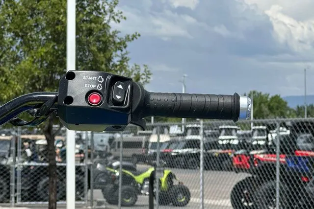 Slide: The Image of Handlebar of 2026 Yamaha WaveRunner JETBLASTER PRO with start-stop button. - 33