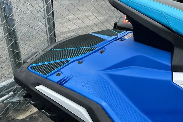 Slide: The Image of Yamaha WaveRunner JETBLASTER DLX 2026 in blue and white. - 27