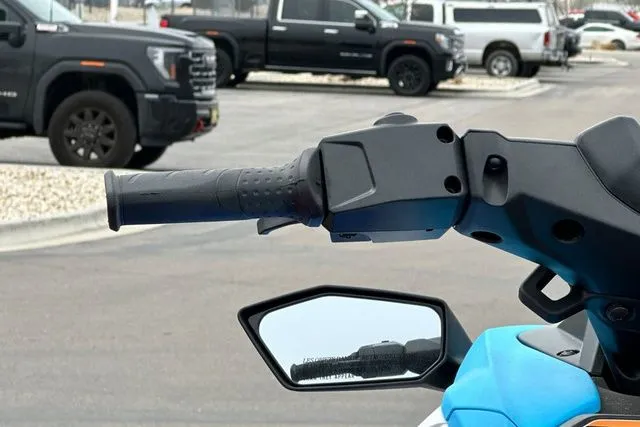 Slide: The Image of Handlebar of a 2026 Yamaha WaveRunner JETBLASTER DLX in blue and white. - 31