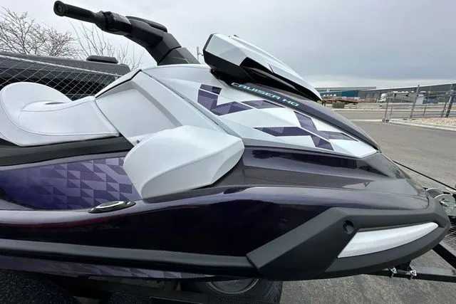 Slide: The Image of 2026 Yamaha WaveRunner VX Cruiser HO in nightshade and white. - 25