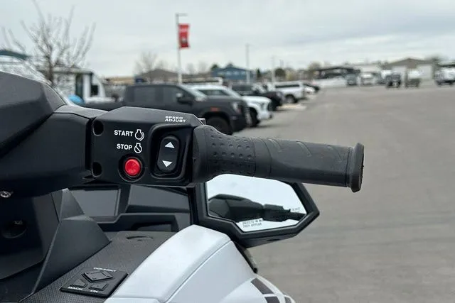 Slide: The Image of Close-up of Yamaha WaveRunner VX CRUISER HO 2026 handlebar. - 33