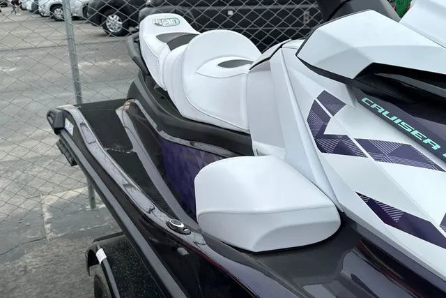Slide: The Image of 2026 Yamaha WaveRunner VX Cruiser HO in nightshade and white. - 7