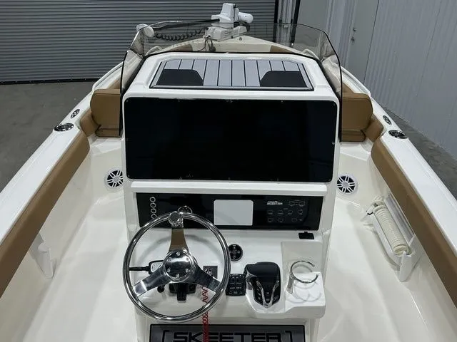 Slide: The Image of Skeeter SX2550 2026 - 12