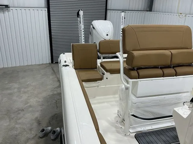 Slide: The Image of Skeeter SX2550 2026 - 17