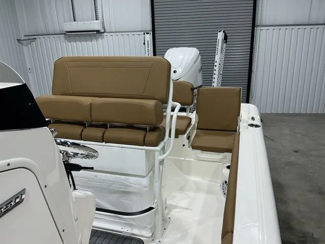 Slide: The Image of Skeeter SX2550 2026 - 18