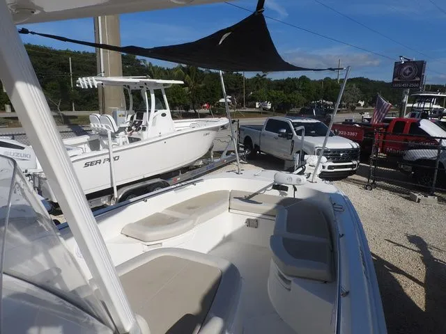 Slide: The Image of Boston Whaler 270 Dauntless 2019 - 10