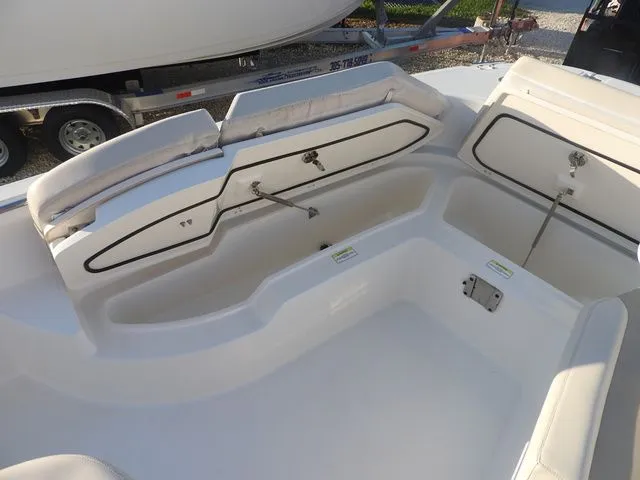 Slide: The Image of Boston Whaler 270 Dauntless 2019 - 7