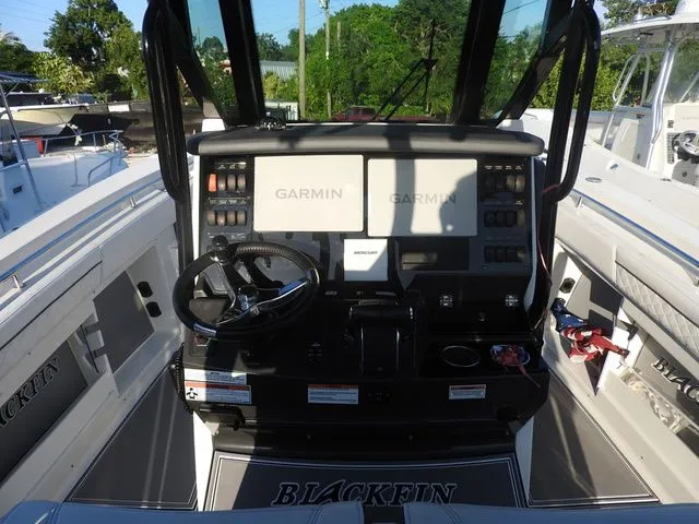 Slide: The Image of Blackfin 302 CC 2022 - 12