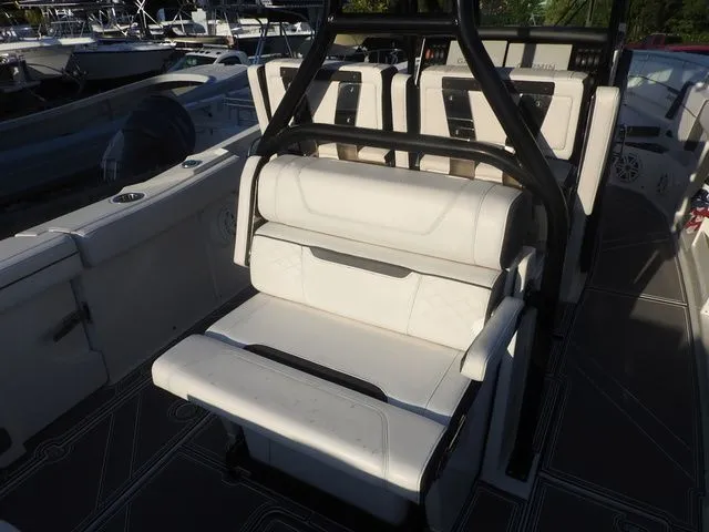 Slide: The Image of Blackfin 302 CC 2022 - 15