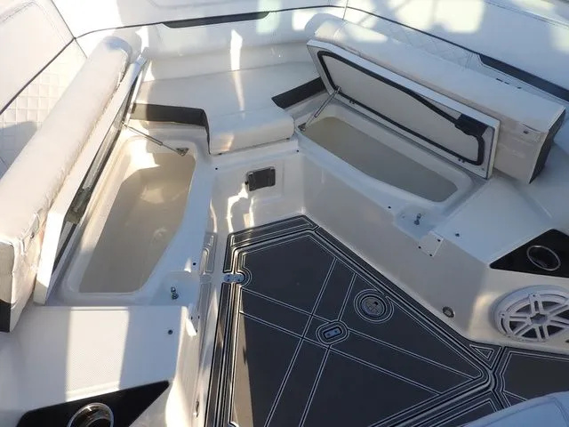 Slide: The Image of Blackfin 302 CC 2022 - 17