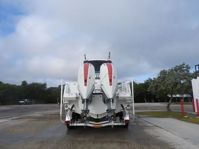 Slide: The Image of Blackfin 302 CC 2022 - 6