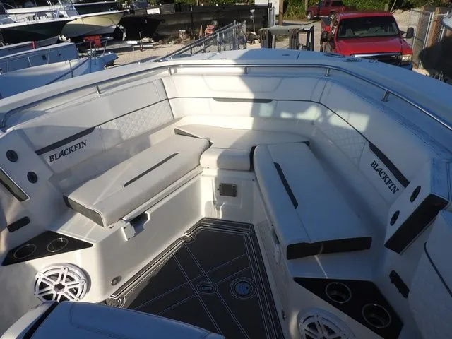 Slide: The Image of Blackfin 302 CC 2022 - 9