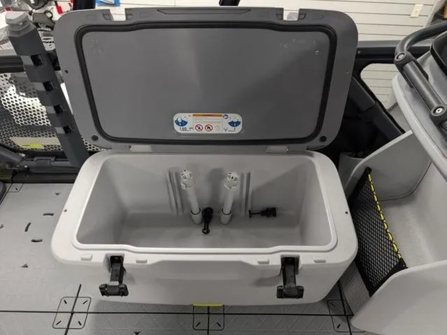 Slide: The Image of Sea-Doo Switch Fish™ 21 - 230 hp Galvanized 2026 - 10