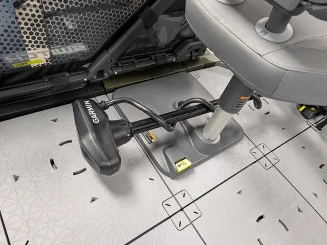 Slide: The Image of Sea-Doo Switch Fish™ 21 - 230 hp Galvanized 2026 - 11