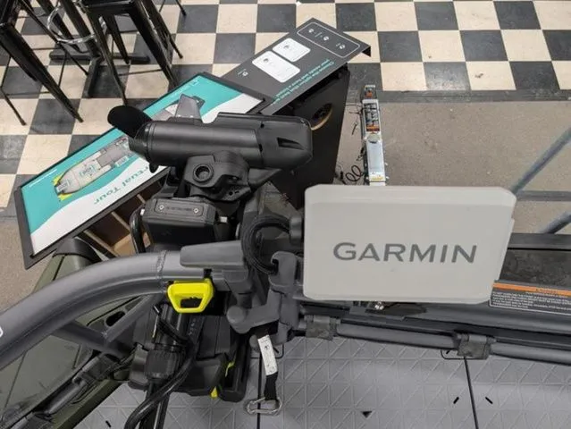 Slide: The Image of Sea-Doo Switch Fish™ 21 - 230 hp Galvanized 2026 - 12