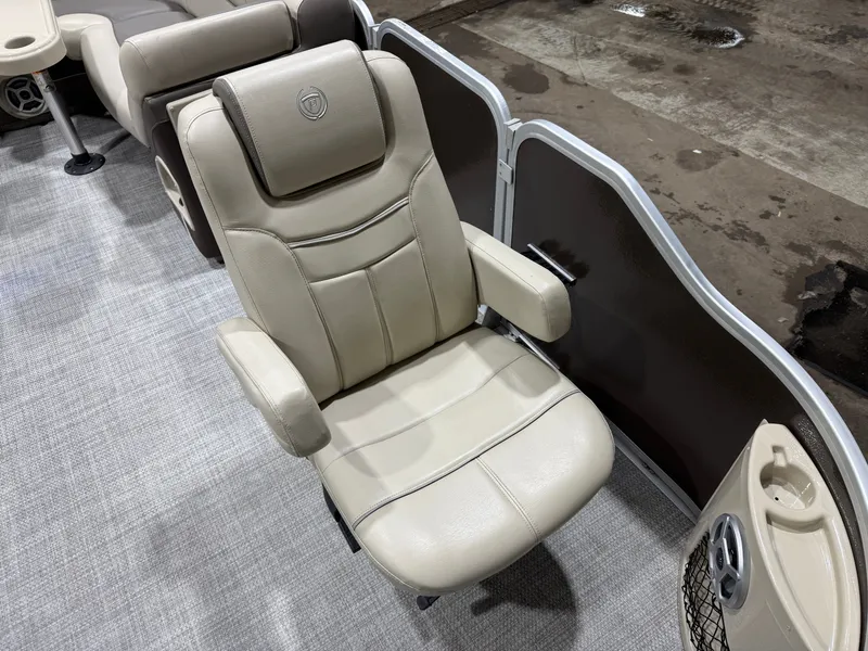 Slide: The Image of Premier 220 Castaway 2016 - 14