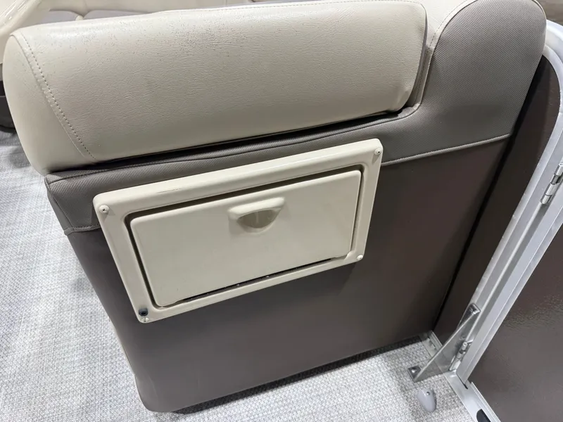 Slide: The Image of Premier 220 Castaway 2016 - 16