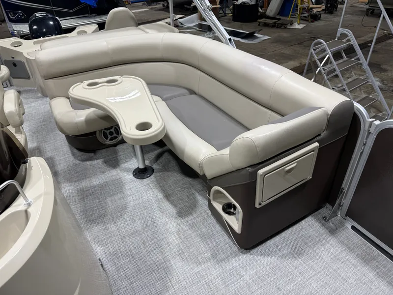 Slide: The Image of Premier 220 Castaway 2016 - 18