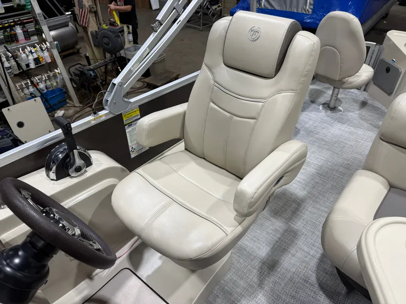 Slide: The Image of Premier 220 Castaway 2016 - 22