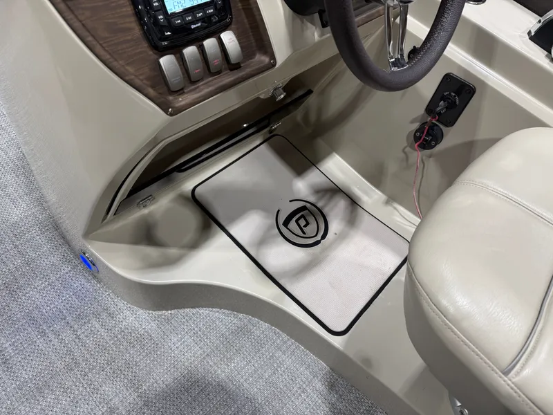 Slide: The Image of Premier 220 Castaway 2016 - 23