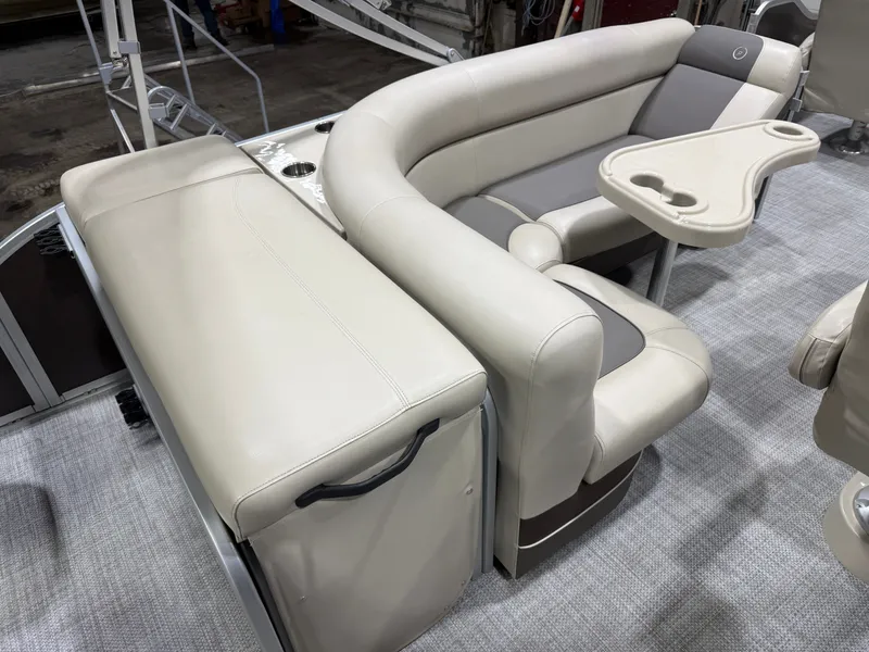 Slide: The Image of Premier 220 Castaway 2016 - 29