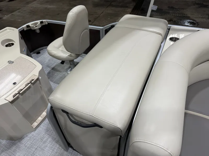 Slide: The Image of Premier 220 Castaway 2016 - 30