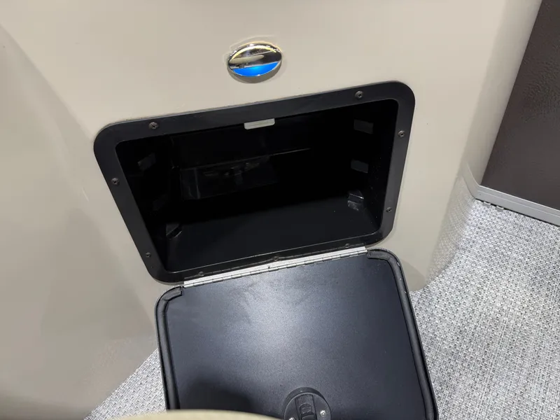 Slide: The Image of Premier 220 Castaway 2016 - 40