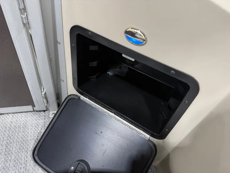 Slide: The Image of Premier 220 Castaway 2016 - 43