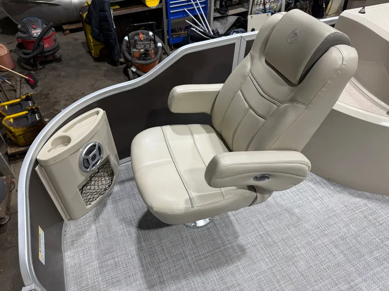 Slide: The Image of Premier 220 Castaway 2016 - 6