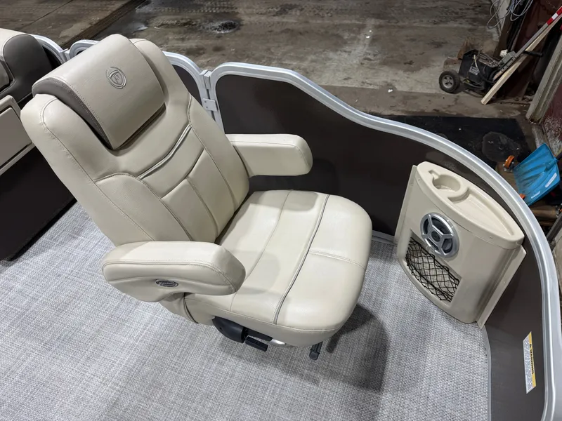 Slide: The Image of Premier 220 Castaway 2016 - 7