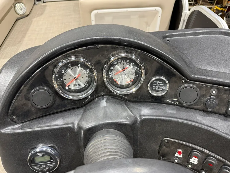 Slide: The Image of Palm Beach Ultra 240 Cruise Pontoon & Suzuki 115HP 4-Stroke EFI 2015 - 13