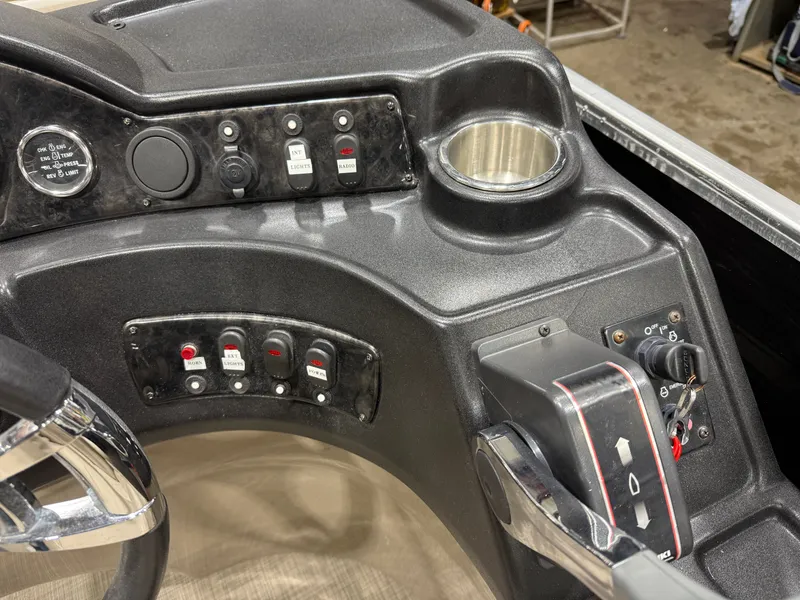 Slide: The Image of Palm Beach Ultra 240 Cruise Pontoon & Suzuki 115HP 4-Stroke EFI 2015 - 14