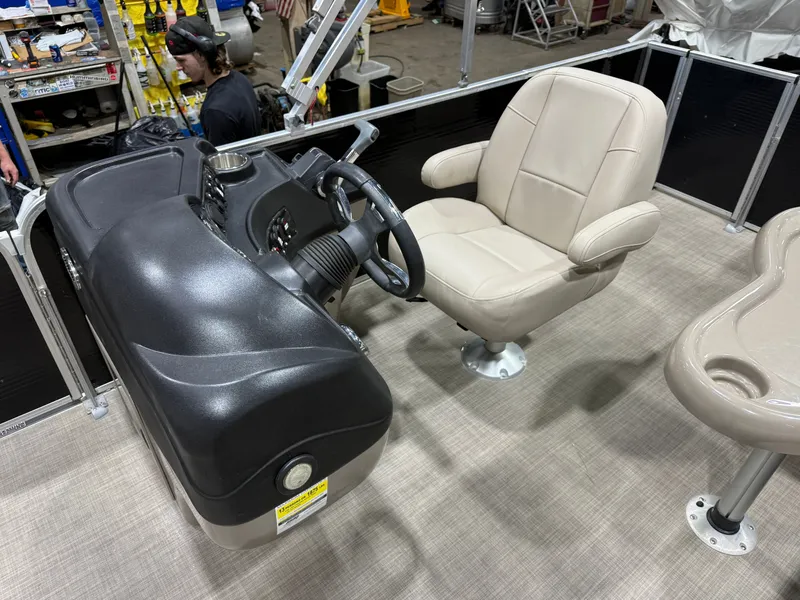 Slide: The Image of Palm Beach Ultra 240 Cruise Pontoon & Suzuki 115HP 4-Stroke EFI 2015 - 9