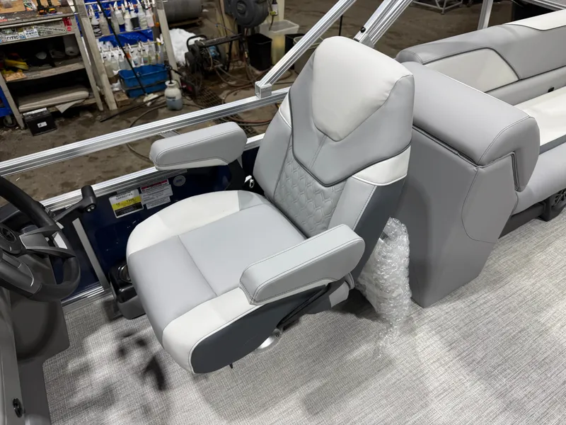 Slide: The Image of Tahoe Sport 2180 Quad Lounge & Honda 4-Stroke EFI 2026 - 11
