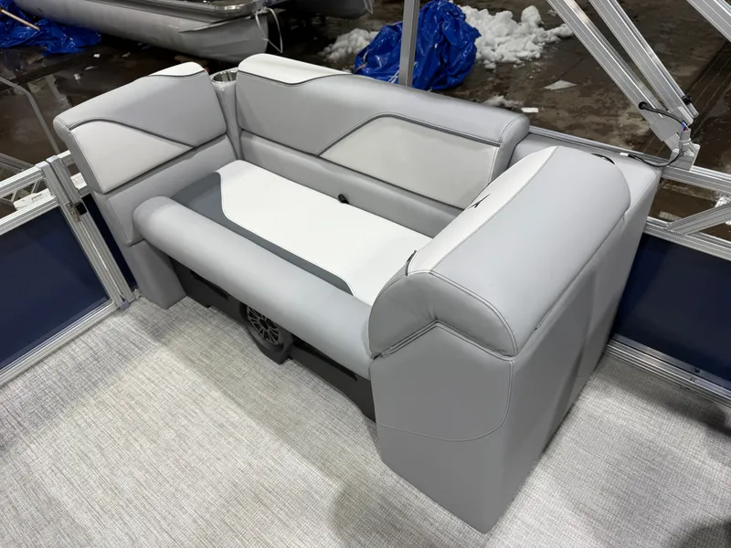 Slide: The Image of Tahoe Sport 2180 Quad Lounge & Honda 4-Stroke EFI 2026 - 17