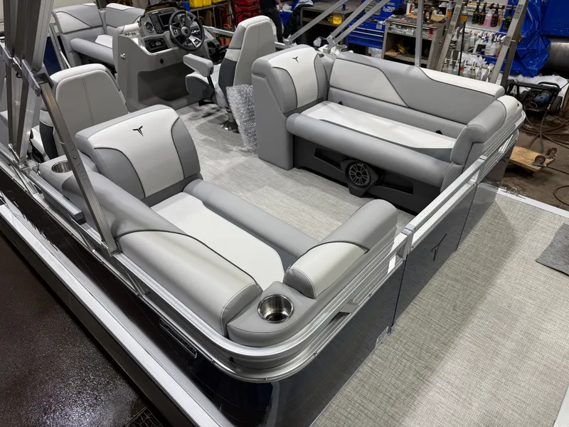 Slide: The Image of Tahoe Sport 2180 Quad Lounge & Honda 4-Stroke EFI 2026 - 4