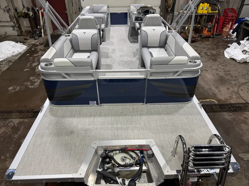 Slide: The Image of Tahoe Sport 2180 Quad Lounge & Honda 4-Stroke EFI 2026 - 6