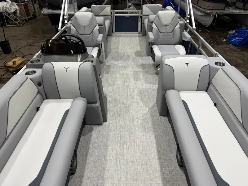 Slide: The Image of Tahoe Sport 2180 Quad Lounge & Honda 4-Stroke EFI 2026 - 7