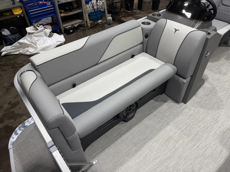 Slide: The Image of Tahoe Sport 2180 Quad Lounge & Honda 4-Stroke EFI 2026 - 8
